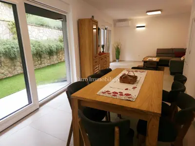 Kuća 198 m², Malinska - centar, garaža i okućnica - 13