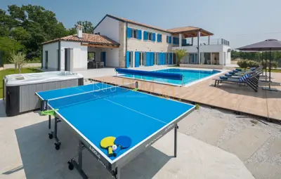 - Višnjan, lijepa katnica sa bazenom -