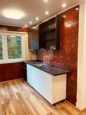 Stan 50 m², Folnegovićevo naselje - 3. kat, renoviran - 14