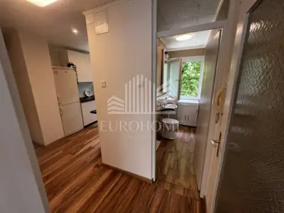 Stan 50 m², Folnegovićevo naselje - 3. kat, renoviran - 6