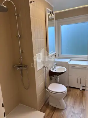 Stan 50 m², Folnegovićevo naselje - 3. kat, renoviran - 13
