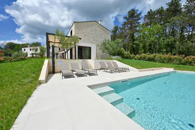 Višnjan - freistehendes Haus mit Pool