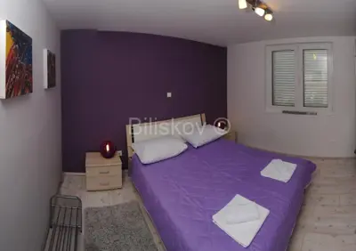 Stan 45 m², Bol, 2 spavaće sobe i klima