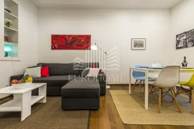 Stan 50 m², Donji grad, renoviran i namješten