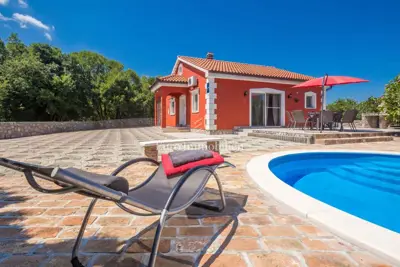 Kuća s bazenom, Otok Krk - mirna lokacija i okućnica - 2