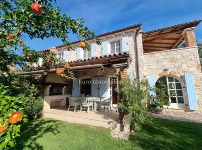 Semi-detached family house with pool, 1 km from the sea