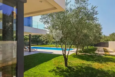 House 910 m², Peroj - private beach and heated pool - 2