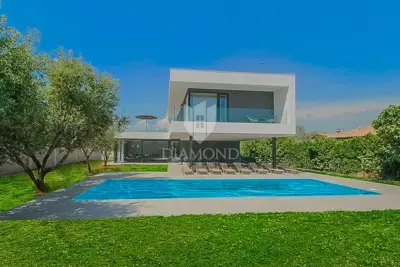 Kuća 910 m², Peroj - privatna plaža i grijani bazen