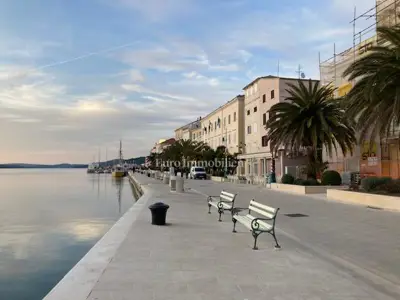Renovirana kuća s 5 jedinica prvi red do mora, Mali Lošinj