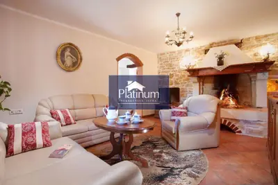 Kuća 180 m², Marčana - rustikalna s vrtom i ljetnom kuhinjom
