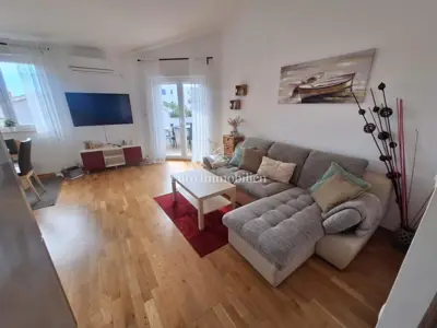 Krk – namješten apartman s vrtom i dva parkirna mjesta