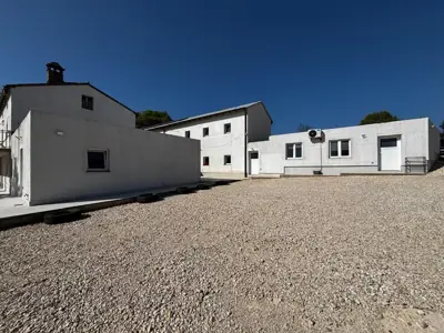 Haus, Kaštelir, Wohn- und Geschäftskomplex mit Hof
