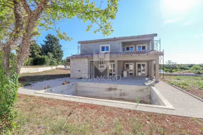 Kuća 185 m², Svetvinčenat - velika okućnica i terasa