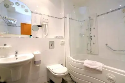 Hotel 5 500 m², Crikvenica, erste Reihe zum Meer und 100 m zum Strand - 17