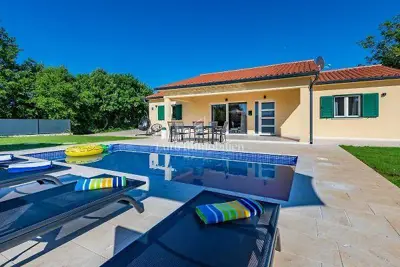 House 107 m², Labin - pool and landscaped yard
