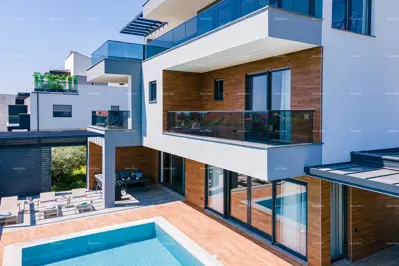 Vila s bazenom, Fažana, pogled na more i uređena okućnica