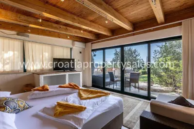 Vila 379 m², Rogoznica - pogled na Marinu Frapu - 14