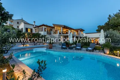Vila 379 m², Rogoznica - pogled na Marinu Frapu - 2