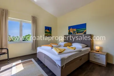 Vila 379 m², Rogoznica - pogled na Marinu Frapu - 9