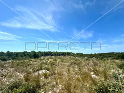 Agricultural land 4 496 m², Pirovac - well with drinking water