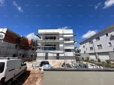 Prodaja stana/penthouse u novogradnji sa velikom terasom, Štinjan!