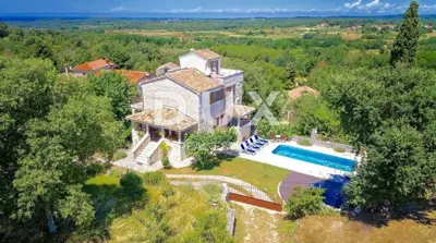 Estate 317 m², Višnjan - two stone houses with a pool