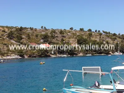 Baugrundstück auf Brač, 50 m vom Meer und der Promenade entfernt