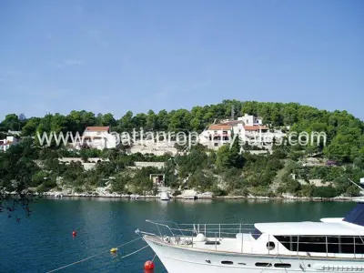 Baugrundstück auf Brač, 50 m vom Meer und der Promenade entfernt - 3