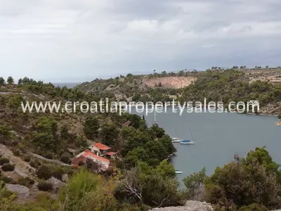 Baugrundstück auf Brač, 50 m vom Meer und der Promenade entfernt - 4