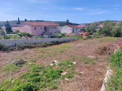 Građevinsko zemljište u Banjolama, 300 m od mora, uz asfalt