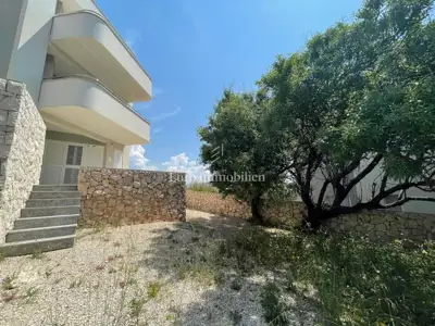 Novalja - apartman u prizemlju s terasom i okućnicom