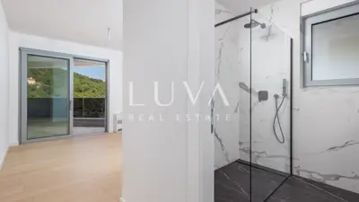Stan 246 m², Opatija - Plahuti, 4 spavaće sobe i 5 balkona - 13