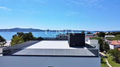 ZADAR, SUKOŠAN - Prostrani penthouse u izgradnji 50 m od mora