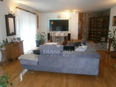 Opatija, okolica, kuća sa tri stana - 11