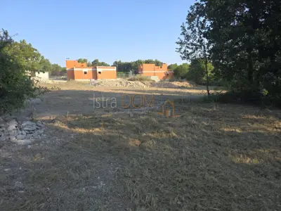 *Građevinsko zemljište površine 1228 m²*