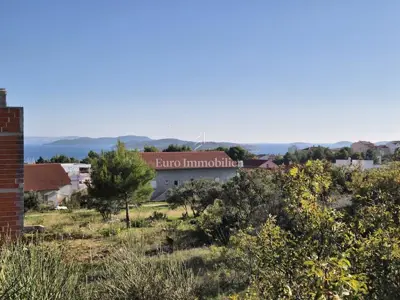 Građevinsko zemljište u Vodicama, pogled na more i mirna lokacija