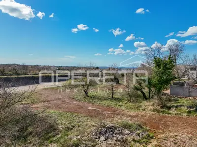 Građevinsko zemljište 658 m², Kanfanar - pogled na more - 2