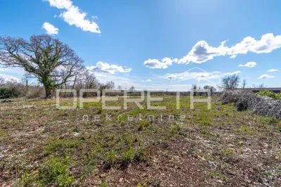 Građevinsko zemljište 658 m², Kanfanar - pogled na more - 4