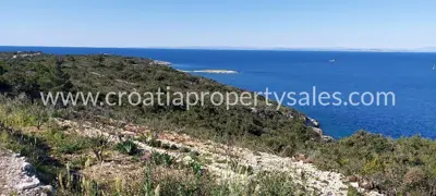 Poljoprivredno zemljište 5.040 m², otok Vis - prvi red do mora