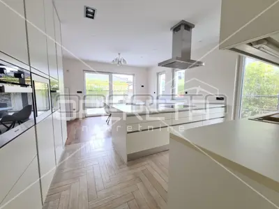 House 323 m², Blato, near Arena Center and landscaped yard - 10