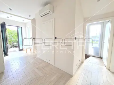 House 323 m², Blato, near Arena Center and landscaped yard - 20