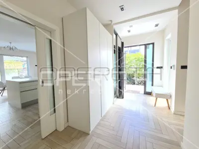 House 323 m², Blato, near Arena Center and landscaped yard - 22