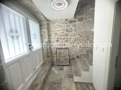 Kuća u nizu 100 m², Kaštela - centar mjesta i blizina mora - 7