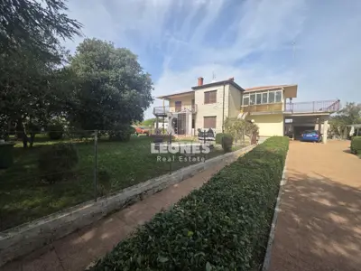 House 350 m², Brtonigla - 3 residential units and office