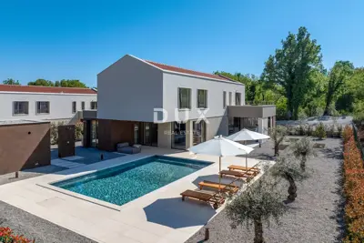 Kuća 283 m², Labin - bazen i okućnica