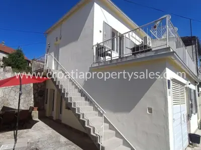 Kuća 93 m², Otok Hvar - centar i okućnica 133 m²