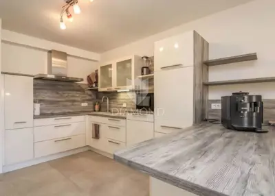 Stan 80 m², Poreč - luksuzan s bazenom i dva vrta