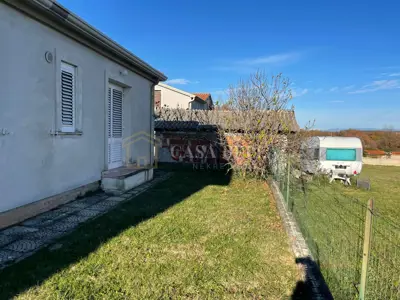 Kuća 200 m², Umag - dva stana i okućnica 700 m² - 11